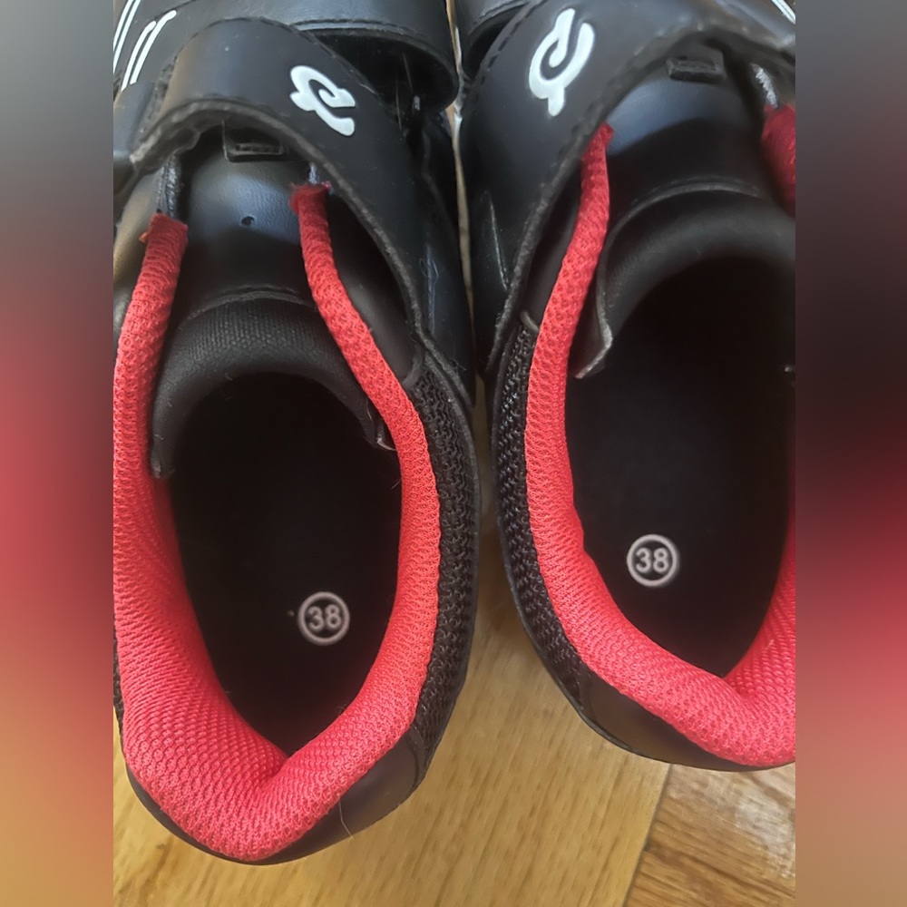 Peloton cycling shoes with clippers